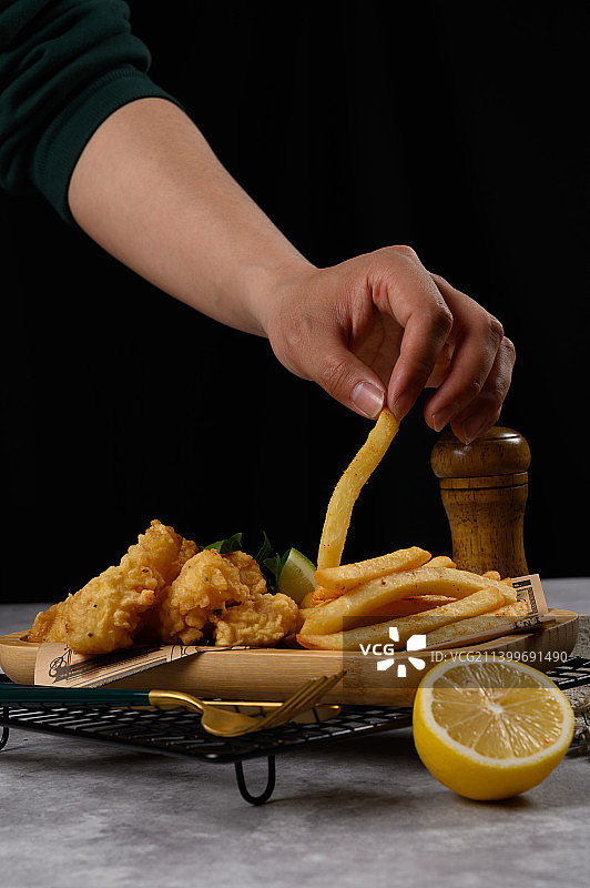 手拿炸鸡薯条的主图图片素材