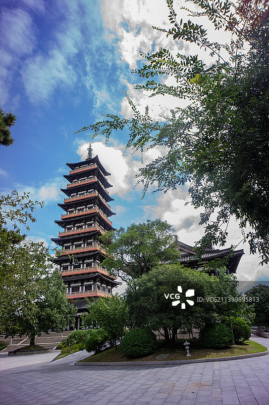 秋日蓝天白云下的平山堂栖灵塔图片素材