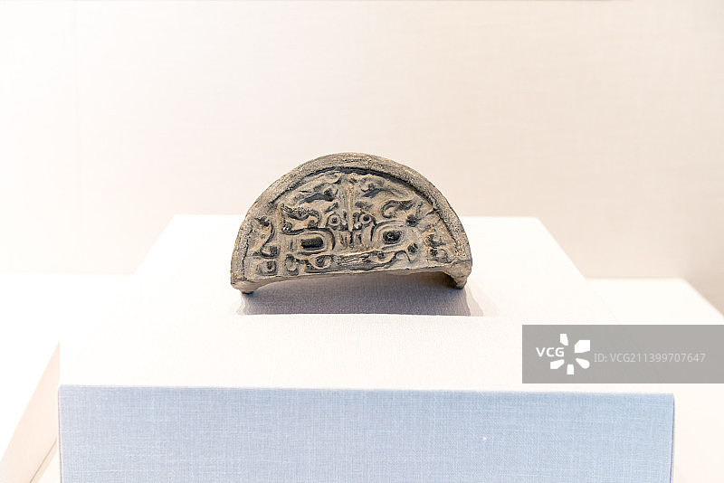 战国时期燕国建筑材料，双龙饕餮纹半圆形瓦当图片素材