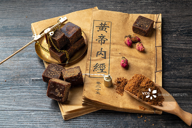 红糖、生姜和医书古籍图片素材