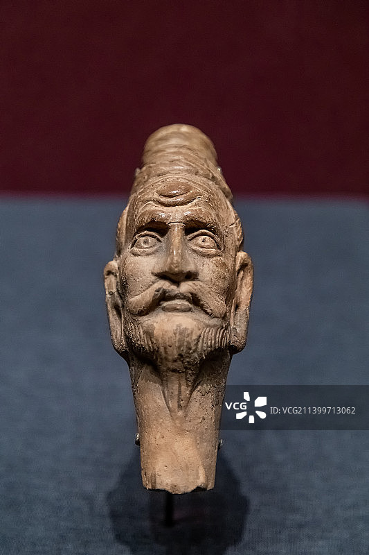 人首怒像陶饮器图片素材