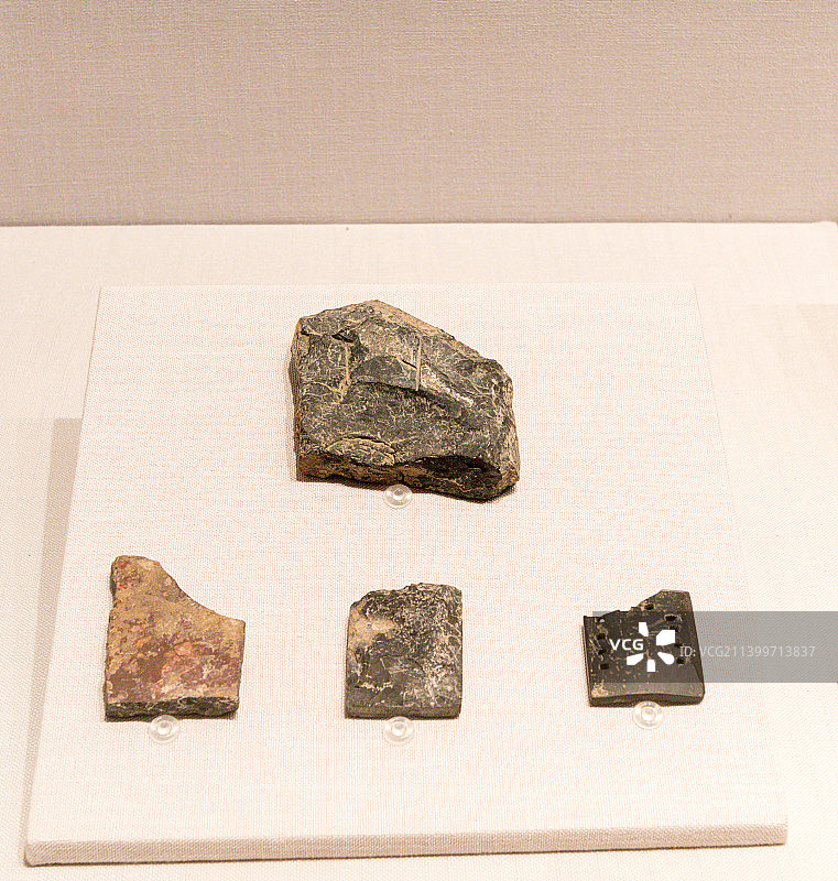 中国秦代石料石遗存的石料与石甲片图片素材