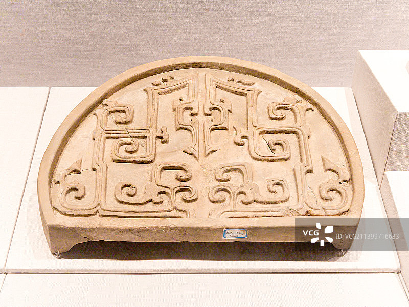 中国秦代建筑材料，夔龙纹大瓦当图片素材