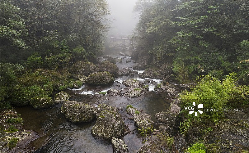 俯瞰川西大山中的溪流峡谷图片素材