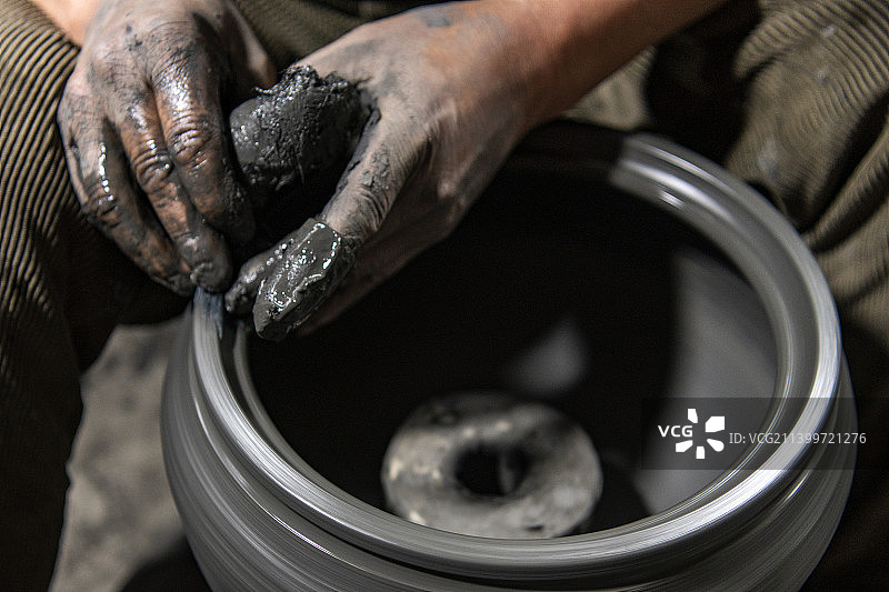 中国传统手工艺砂器加工容器图片素材