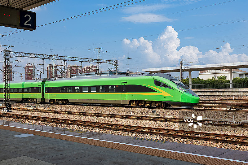 中国复兴号高铁列车图片素材