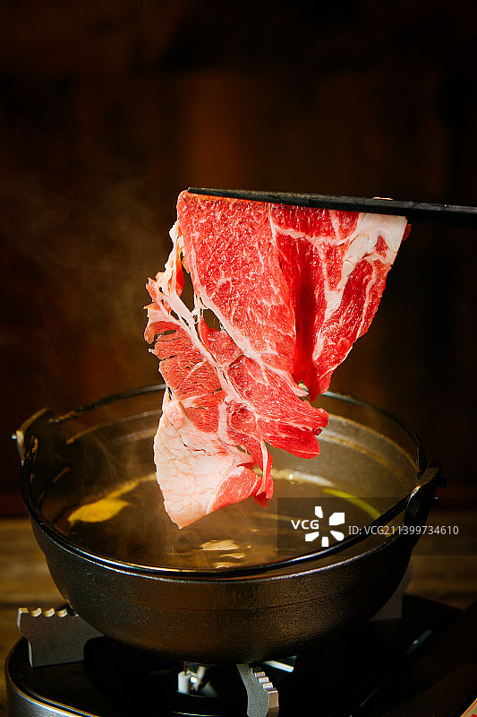 日料美食 日式火锅 寿喜锅 上脑牛肉 鹅肝寿司 上脑牛肉寿司 日式烤大虾 冬日煮红酒 烧鸟拼盘图片素材