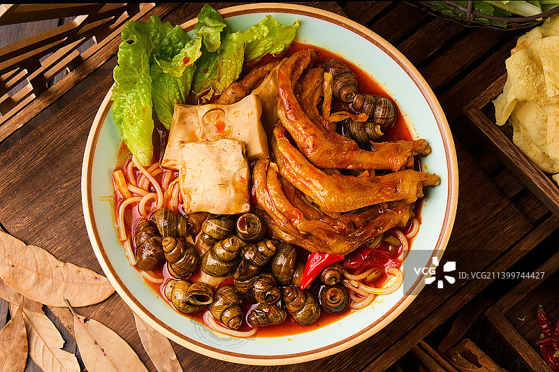 螺蛳粉柳州美食红油麻辣米粉豆腐泡中式风格图片素材