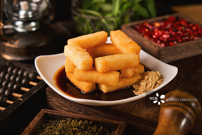 冷锅鱼冷锅蛙美蛙蛙蛙鸡暗调复古美食仔姜藤椒锅麻辣冷锅鱼火锅鱼头耗儿鱼图片素材