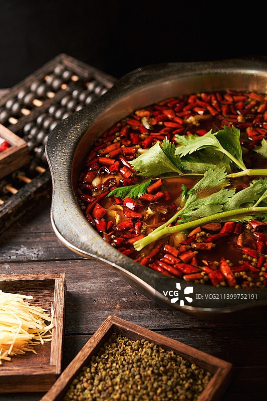 冷锅鱼冷锅蛙美蛙蛙蛙鸡暗调复古美食仔姜藤椒锅麻辣冷锅鱼火锅鱼头耗儿鱼图片素材