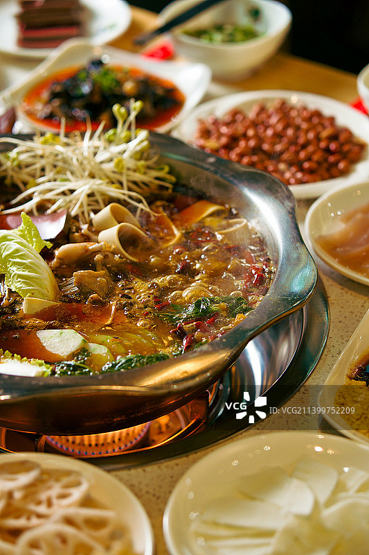 冷锅鱼冷锅蛙美蛙蛙蛙鸡暗调复古美食仔姜藤椒锅麻辣冷锅鱼火锅鱼头耗儿鱼图片素材