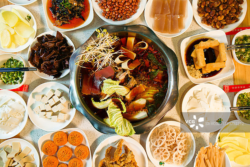 冷锅鱼冷锅蛙美蛙蛙蛙鸡暗调复古美食仔姜藤椒锅麻辣冷锅鱼火锅鱼头耗儿鱼图片素材