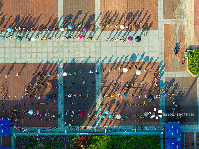 航拍下排队做核酸的人群图片素材