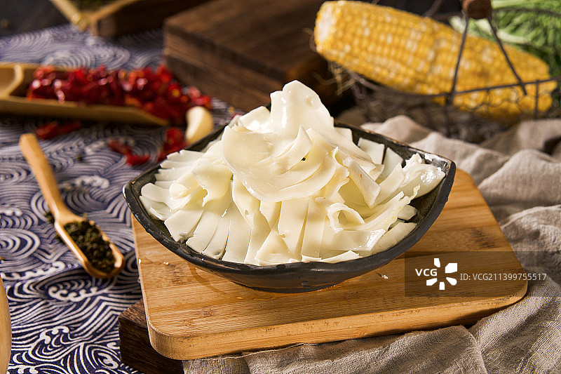 日式火锅串串 牛肉签签 成都麻辣烫 砂锅串串 手提串串 鲜切黄牛肉 串牛肉图片素材