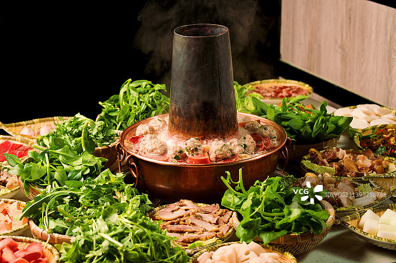 攀枝花野菜铜火锅 川南特色美食 野菜盛宴 野菜火锅合集 腊肉 腊蹄 腊排图片素材