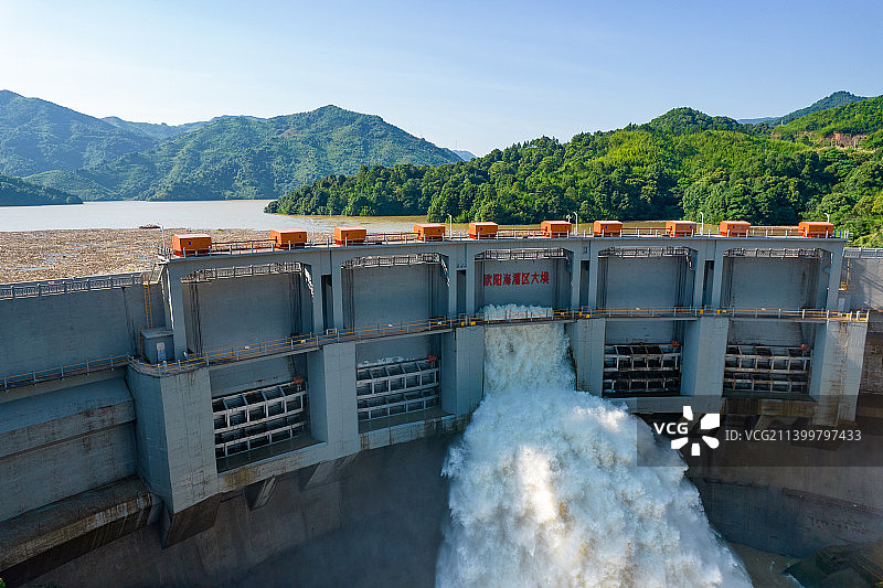 航拍湖南郴州欧阳海水库开闸泄洪图片素材