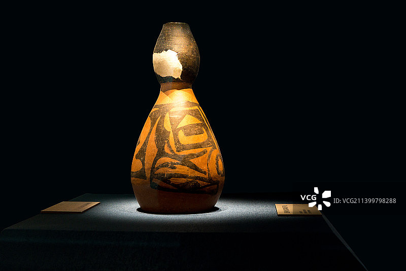 新石器时代仰韶文化，几何鱼纹彩陶葫芦瓶图片素材