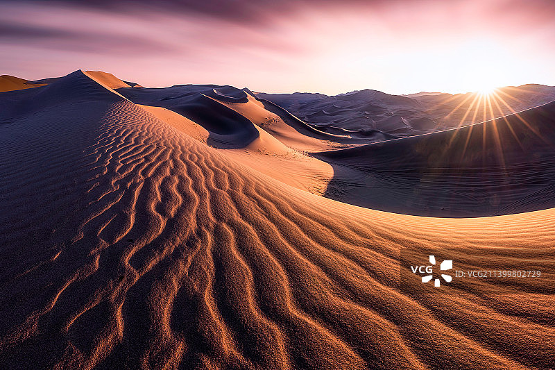 晨光中的巴丹吉林沙漠图片素材