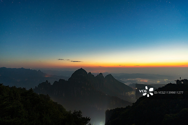 太行山脉河南省新乡段辉县沙窑乡小井村轿顶山景区夏季黎明日出户外风光高视角图片素材