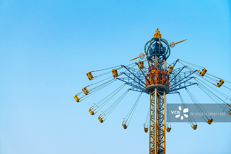 游乐场旋转的空中飞椅图片素材