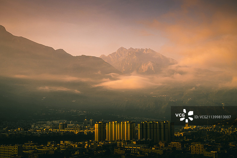 九顶山下的羌城茂县图片素材