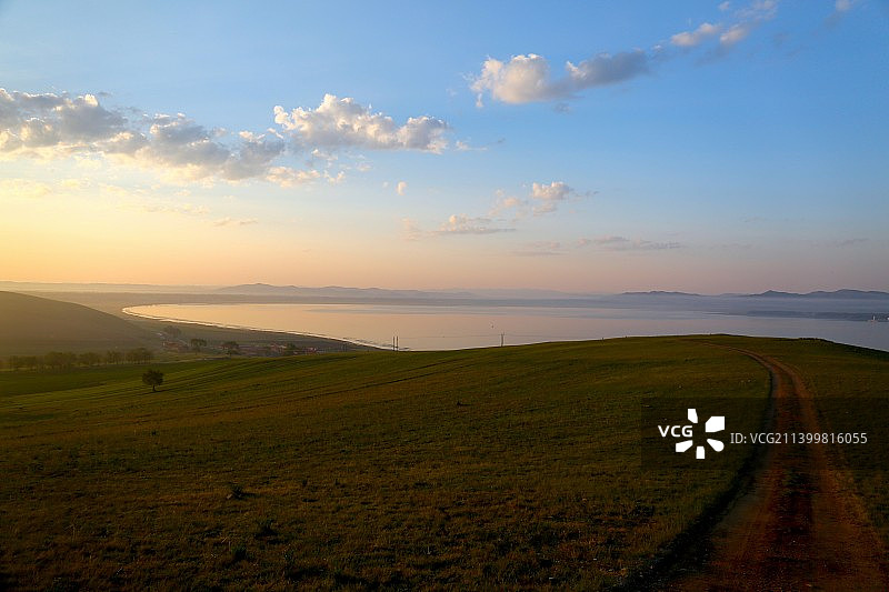 朦胧中的沽源天鹅湖晨曦图片素材