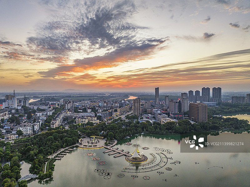 安徽芜湖湾沚东湖公园城市风光日落夜景图片素材