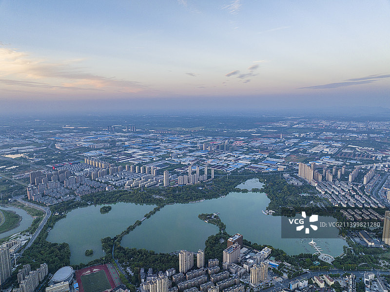 安徽芜湖湾沚东湖公园城市风光日落夜景图片素材