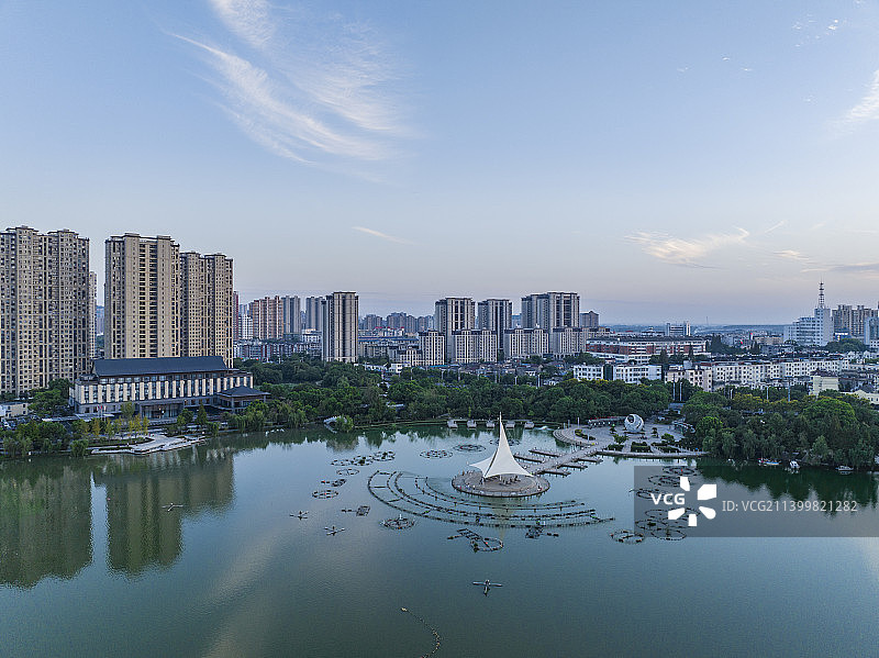 安徽芜湖湾沚东湖公园城市风光日落夜景图片素材
