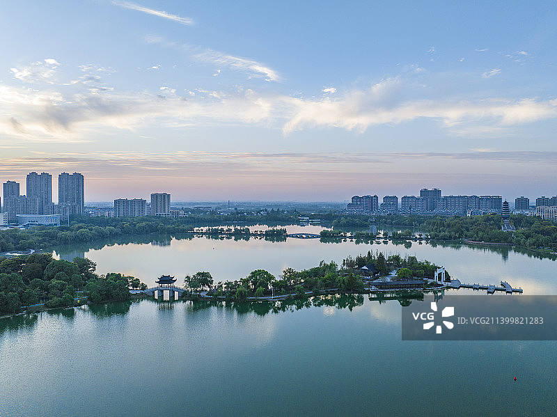 安徽芜湖湾沚东湖公园城市风光日落夜景图片素材