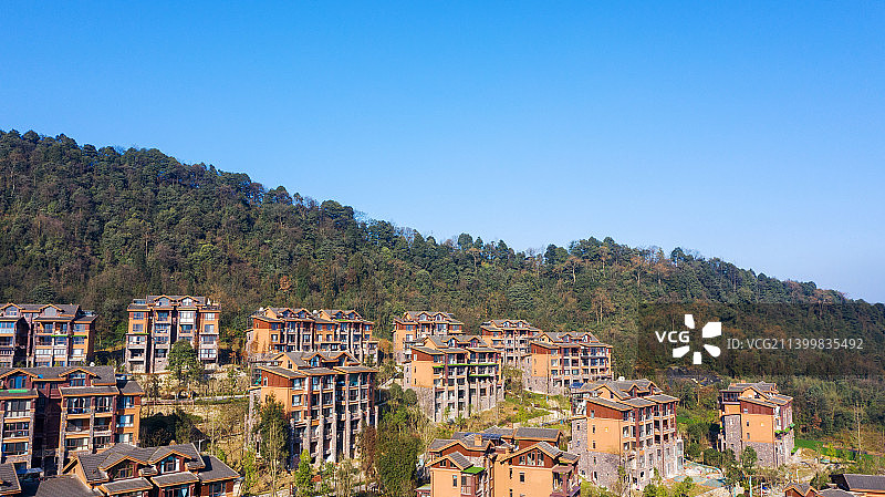 航拍蓝天下的度假小镇图片素材