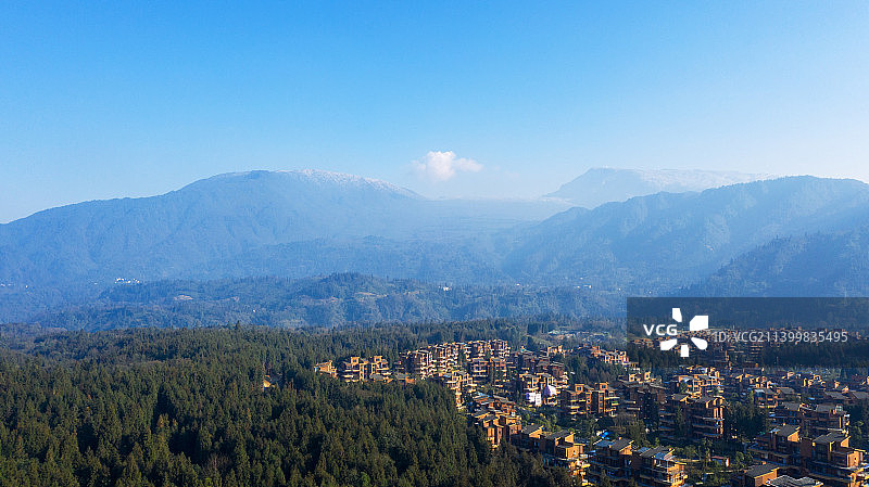 航拍蓝天下的度假小镇图片素材