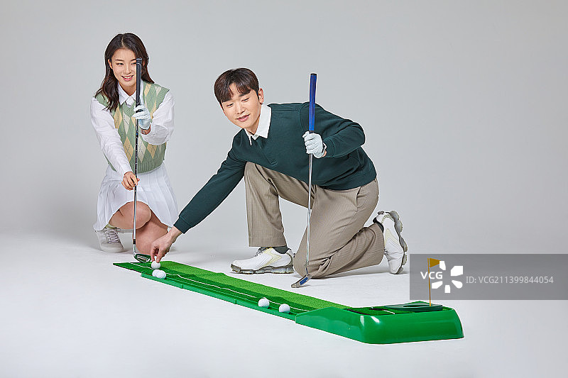 情侣高尔夫时尚MZ世代推杆图片素材