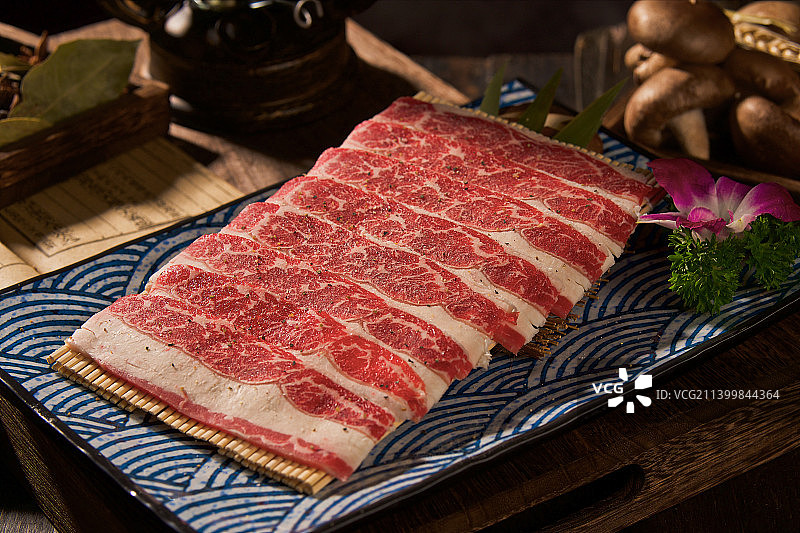 融合烤肉 川式烤肉 复古中式风 韩式烤肉 步步高升拼盘 烤羊排 寿司 秋刀鱼 海鲜豆腐汤 石锅拌饭图片素材