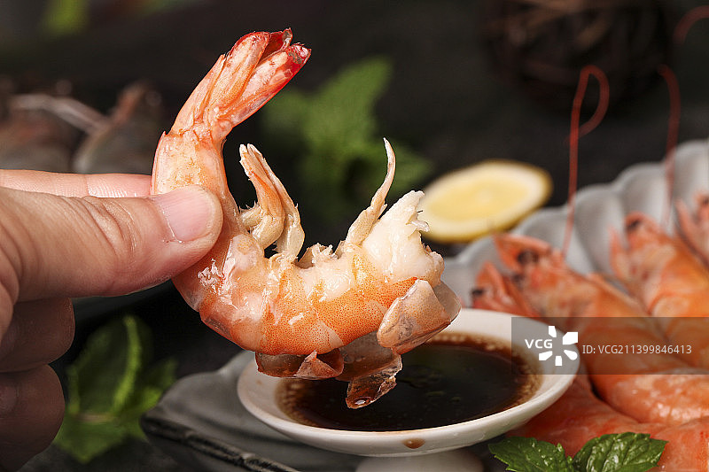 手里拿着白灼大虾图片素材