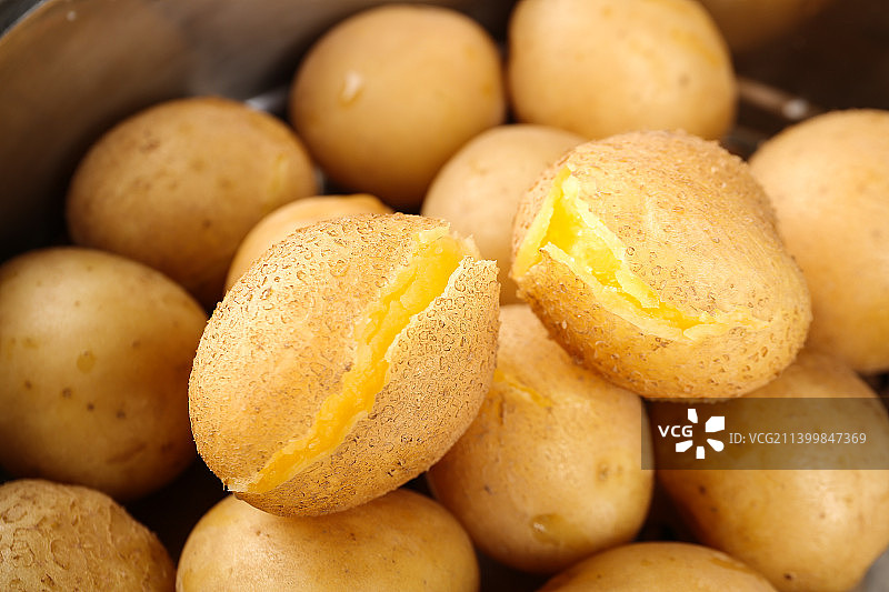 蒸熟的黄心小土豆图片素材