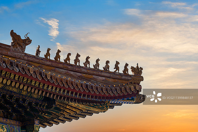 黄昏时分的故宫太和殿脊兽图片素材