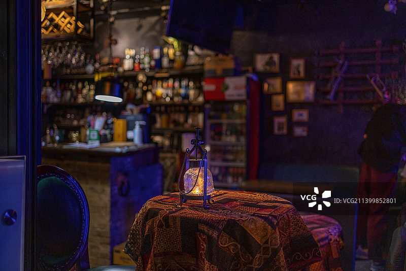 酒吧圆桌上的烛灯图片素材