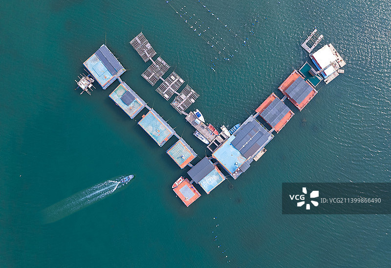 深圳大鹏南澳海面上的鱼排图片素材