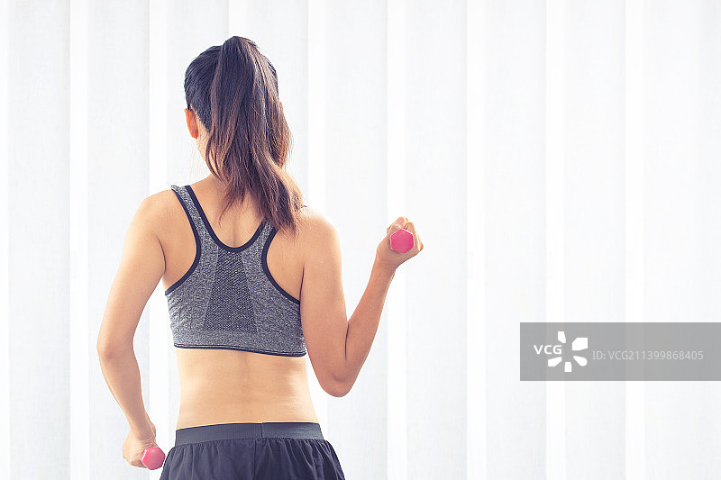居家穿运动背心锻炼的女性图片素材