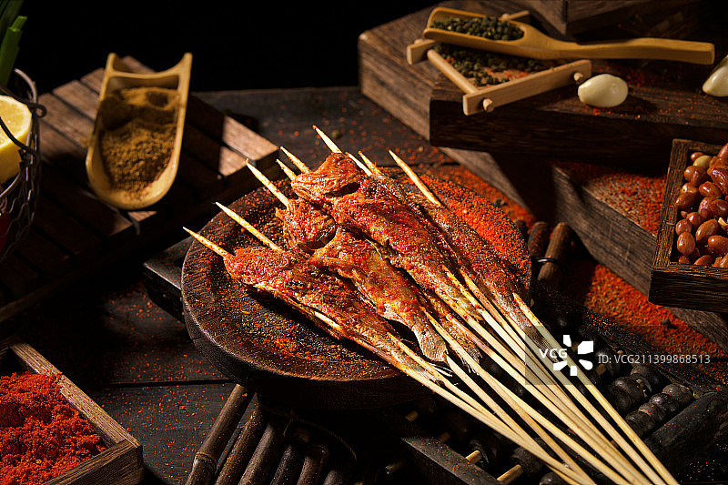 烤羊肉串 烤羊腿 烤羊排 鸡中翅 烤鸡爪 生蚝 高压锅生蚝 烤蝉蛹宵夜图片素材