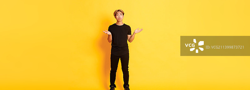 沮丧的亚洲男子耸肩全身照图片素材