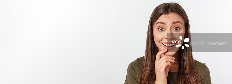 手捧头部的惊讶美女特写图片素材