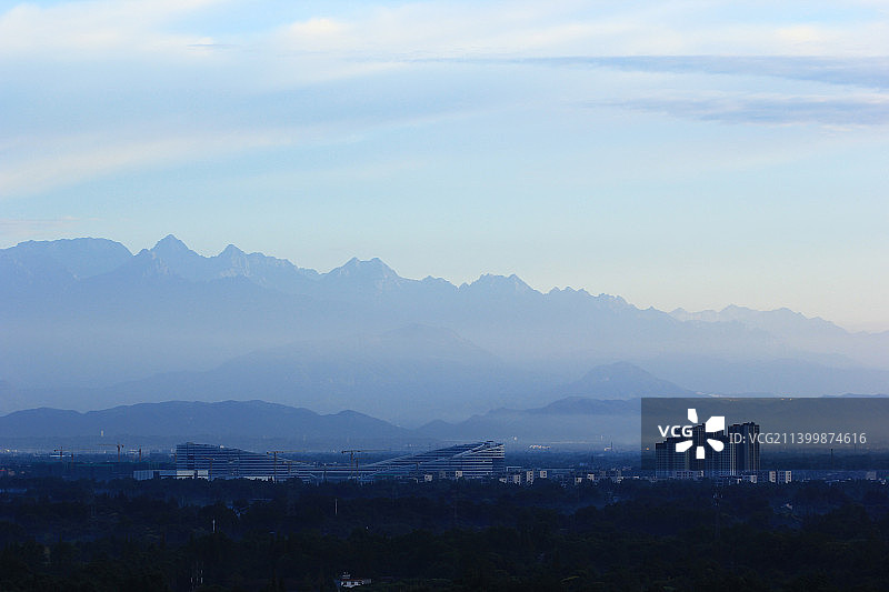 成都市郫都区建筑和群山图片素材
