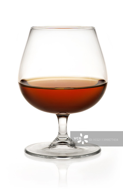 白色背景下的葡萄酒杯特写图片素材
