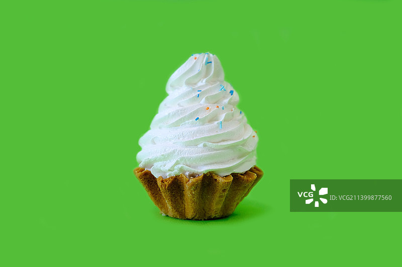 绿色背景上的蛋糕甜点特写图片素材