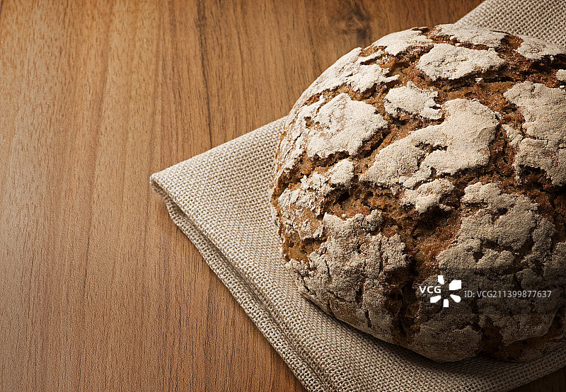 桌子上面包的特写图片素材