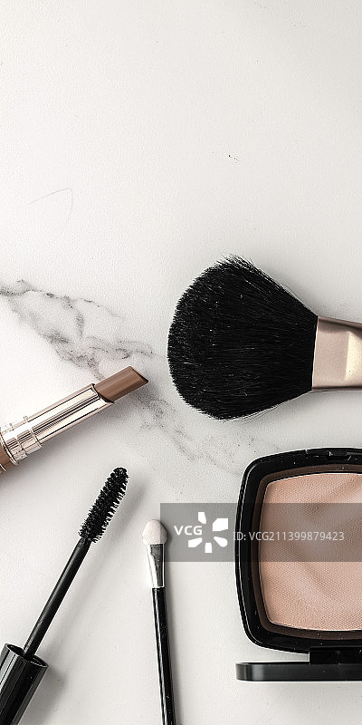 桌子上的美容产品高角度景观图片素材