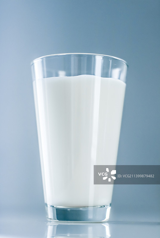 世界牛奶日：大理石桌上的满杯牛奶图片素材