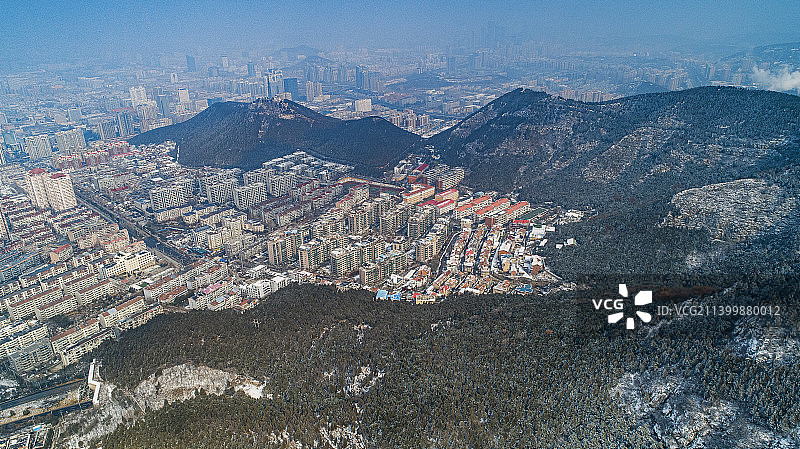 雪天下的济南燕子山和居民楼图片素材